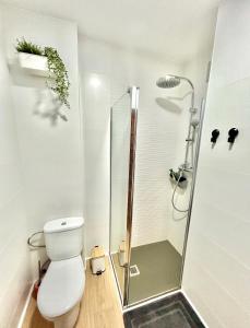 La salle de bains est pourvue d'une douche et de toilettes blanches. dans l'établissement SOL Aguadulce, à Roquetas de Mar