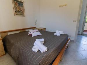 um quarto com uma cama com toalhas em Residence Serra degli Alimini 2 by Salento com em Alimini