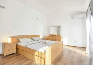 1 dormitorio con cama, tocador y espejo en Luxury house Marone, en Isquia