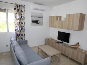 TV a/nebo společenská místnost v ubytování Casa cerca del mar con piscina privada, wifi, aire opcional, mascotas bienvenidas, playa para perros. - ES-184-55