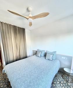 - une chambre avec un lit et un ventilateur de plafond dans l'établissement SOL Aguadulce, à Roquetas de Mar