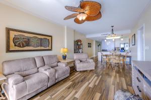 sala de estar con sofá y mesa en Sea Breeze 508, en Gulfport