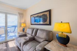sala de estar con sofá y mesa con lámpara en Sea Breeze 508, en Gulfport