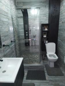 Un baño con ducha, inodoro y lavabo. en Ocean view @ 10 south, en Durban