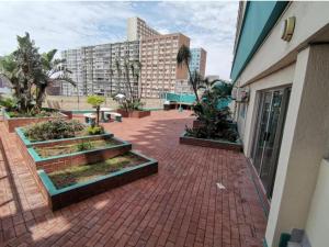 un bâtiment avec une passerelle en briques à côté d'un bâtiment dans l'établissement Ocean view @ 10 south, à Durban