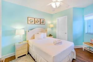 ビロクシにあるSea Breeze 311 Deluxeの白いベッドと青い壁が備わるベッドルーム1室が備わります。