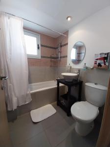 A bathroom at Coco De Mer 408