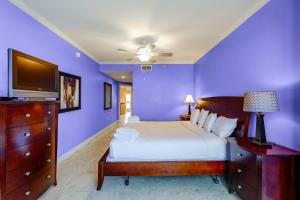 - une chambre violette avec un lit et une télévision dans l'établissement Sea Breeze 404 Deluxe, à Biloxi