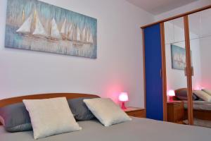 a bedroom with a bed with two pillows on it at LILI KALI in Kali
