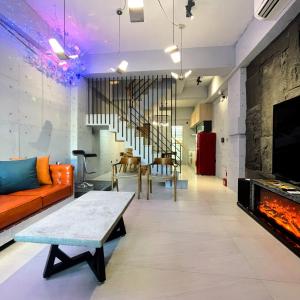 un salon avec un canapé et une cheminée dans l'établissement Anpingzen chaiju, à Tainan
