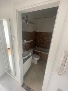 Un baño de Park View City Center Location Apartment with Balcony