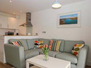 uma sala de estar com um sofá e uma mesa em 5 Ocean Reach em Kingsbridge