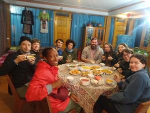 Un groupe de personnes assises autour d'une table et mangeant de la nourriture dans l'établissement Salem House Sapa, à Lào Cai