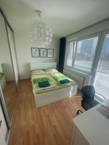 Posteľ alebo postele v izbe v ubytovaní Park View Free Parking Sunny Apartment with balcony and City center location