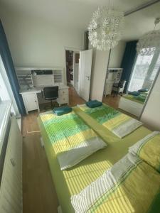 Un dormitorio con dos camas y una lámpara de araña. en Park View City Center Location Apartment with Balcony, en Bratislava