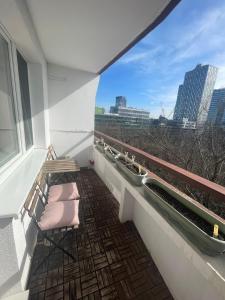 Un balcón o terraza de Park View City Center Location Apartment with Balcony