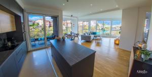 una cocina con una gran isla en la sala de estar en Apartment Vista Neretva, en Mostar