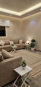 Et opholdsområde på شقة عائلية ثلاث غرف نوم