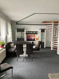 a living room with a couch and a table and chairs at Apartment an der Honigbar in Leipzig