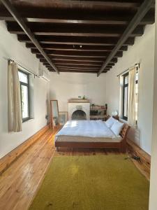 Un pat sau paturi într-o cameră la Olive House