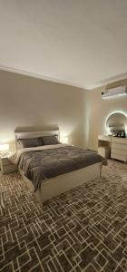 En eller flere senge i et værelse på شقة عائلية ثلاث غرف نوم