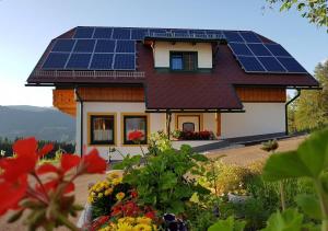 ein Haus mit Sonnenkollektoren auf dem Dach in der Unterkunft Berggasthof Zottensberg in Edlbach