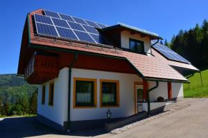 uma casa com painéis solares no telhado em Berggasthof Zottensberg em Edlbach