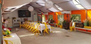 Restaurace v ubytování ביקתפוז וקלמנטינה- מתחם בקתות וסוויטות עם ג'קוזי פרטי ובריכה משותפת + 23 fotografií