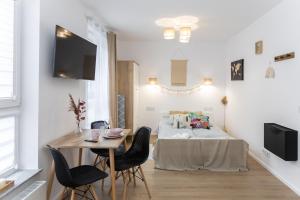 a room with a bed and a table and chairs at D127 Apartament Romeo in Lublin