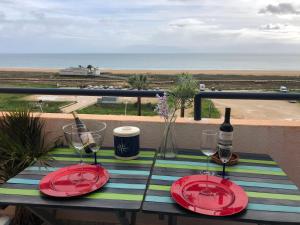 ラゴスにあるBlueViewの海の景色を望むテーブル(ワイングラス付)