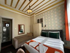 Postel nebo postele na pokoji v ubytování Le Safran Suite Hotel