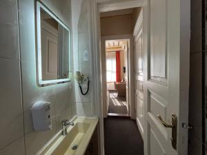 Koupelna v ubytování Le Safran Suite Hotel