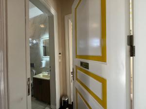 Koupelna v ubytování Le Safran Suite Hotel
