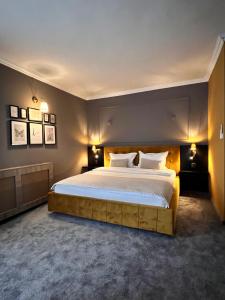 sypialnia z dużym łóżkiem i 2 lampami w obiekcie Hotel Cocó w mieście Timişoara