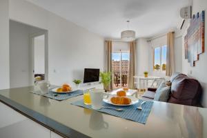 トレモリノスにあるSanta Amalia 44 by IVI Real Estateのキッチン(カウンターにオレンジ2皿付)