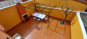 z widokiem na jadalnię ze stołem i krzesłami w obiekcie CHALET Cubo de las Monjas w mieście Nava del Rey