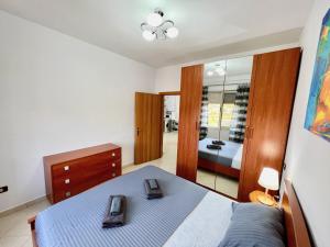 Un dormitorio con una cama con dos zapatos. en Apartment with roof terrace 901, en Golem