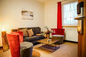 uma sala de estar com um sofá e duas cadeiras em LODGE HOTEL Winterberg em Winterberg
