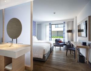 Novotel Chiangmai Nimman Journeyhub客房内的一张或多张床位