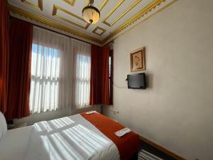 TV a/nebo společenská místnost v ubytování Le Safran Suite Hotel