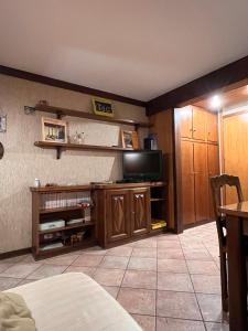 Cette chambre comprend un lit, une télévision et une table. dans l'établissement Stella del Cervino, Ski In & Ski Out, with Garage, à Breuil-Cervinia