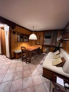 uma sala de estar com uma mesa e uma sala de jantar em Stella del Cervino, Ski In & Ski Out, with Garage - CIR 0464 em Breuil-Cervinia