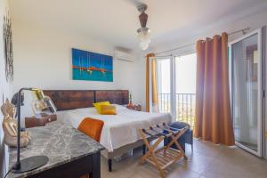 una camera con letto, tavolo e finestra di A Casa Praoli - Coin de paradis vue mer ad Aregno