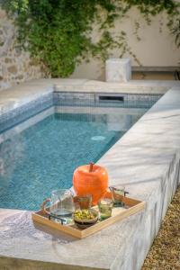 un vassoio di cibo su un tavolo accanto alla piscina di L'annexe des Alpilles a Maussane-les-Alpilles
