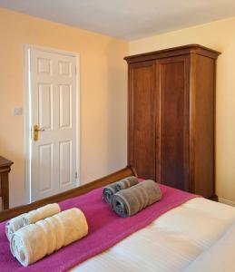 Rúm í herbergi á Valhalla BnB