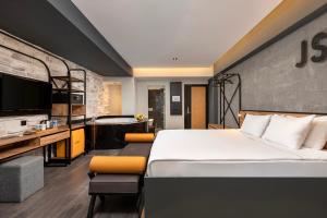 um quarto de hotel com uma cama grande e uma televisão em Afflon Hotels Loft City em Antalya