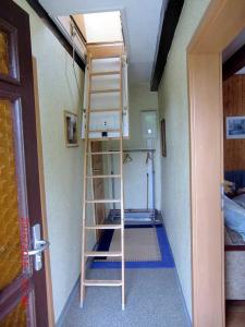 Una escalera en una habitación junto a una habitación con una habitación en Ferienhaus Schöne, 