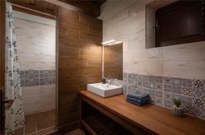 ein Badezimmer mit Waschbecken und Dusche in der Unterkunft Apartmány Aram Kubínska hoľa in Dolný Kubín + 19 Fotos