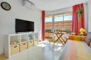 een woonkamer met een flatscreen-tv op een witte kast bij Vistamarina B208 by IVI Real Estate in Torremolinos