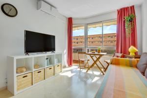 トレモリノスにあるVistamarina B208 by IVI Real Estateのリビングルーム(白いキャビネット、薄型テレビ付)